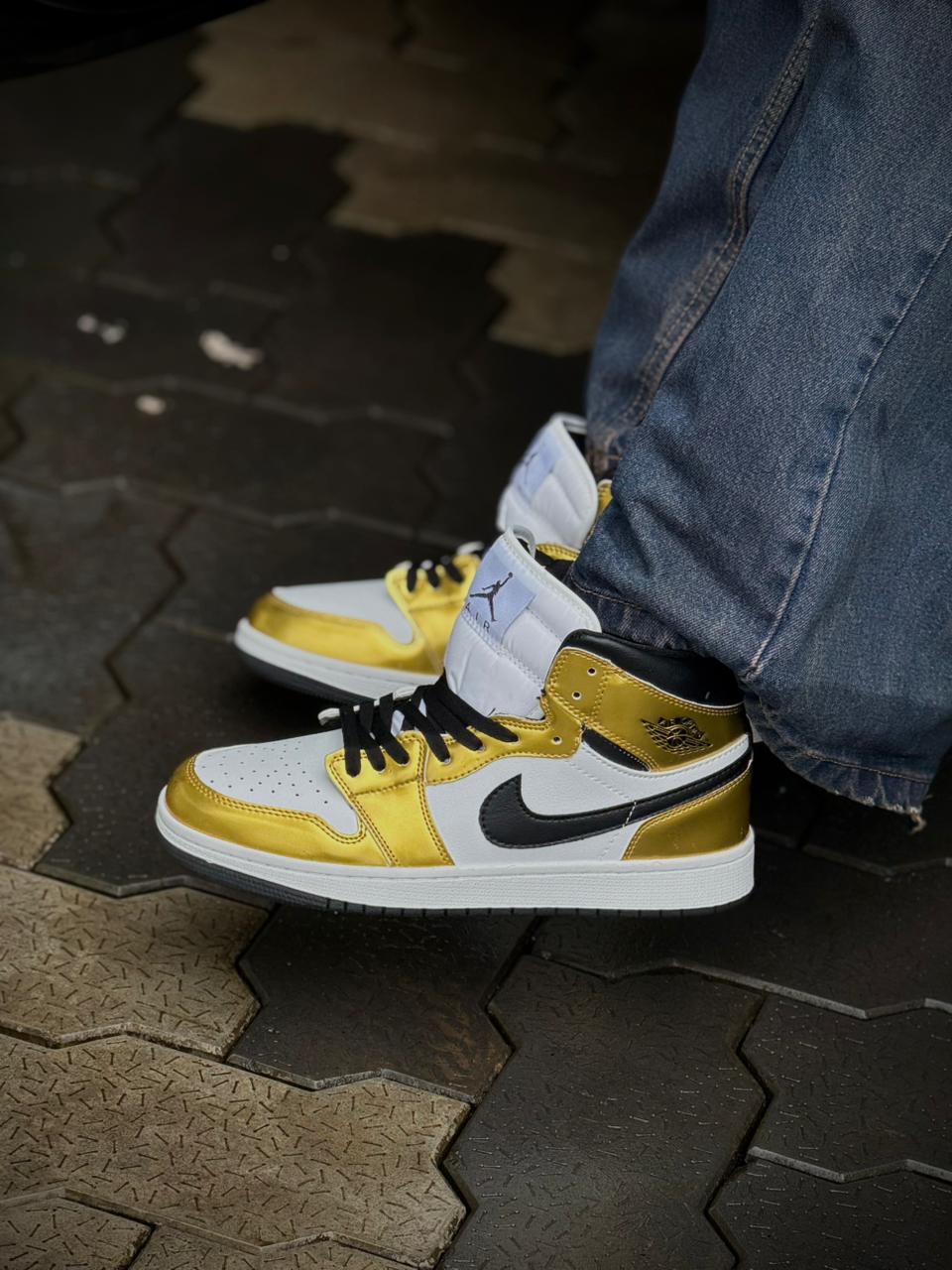 Air Jordan 1 Mid SE Glossy